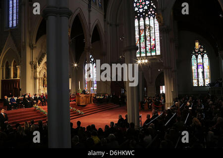 Boston, Massachusetts, USA. 18 avril, 2013. Le président des États-Unis Barack Obama parle à un service de prière œcuménique pour les victimes de l'attentat du Marathon de Boston intitulée 'La guérison de notre ville, à la cathédrale de la Sainte Croix le 18 avril 2013 à Boston, Massachusetts. Banque D'Images