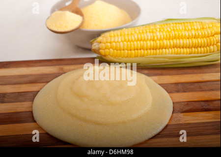 La polenta de maïs traditionnels du nord de l'Italie de la farine de maïs crème avec s/n Banque D'Images