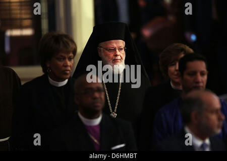 Metropolitan Methodios, le Hiérarque de l'église grecque orthodoxe à Boston, entre dans un service de prière œcuménique pour les victimes de l'attentat du Marathon de Boston intitulée 'La guérison de notre ville, à la cathédrale de la Sainte Croix le 18 avril 2013 à Boston, Massachusetts. Compétentes enquêtant sur l'attentat contre le Marathon de Boston ont déplacé leur attention sur la localisation de la personne qui a placé un sac noir et s'éloigna vers le bas juste avant que les bombes s'éteint. Les deux attentats à la 116-year-old course de Boston, qui s'est produit près de la ligne d'arrivée du marathon, ont entraîné la mort de trois personnes et plus de 170 o Banque D'Images