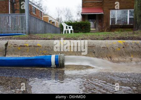 River Forest, Illinois, USA. 18 avril 2013. L'eau pompée à partir d'un sous-sol jaillit d'un tuyau dans la rue du lac. À proximité de la rivière Des Plaines d'inondation s'attend à des niveaux records en raison de fortes pluies. Banque D'Images