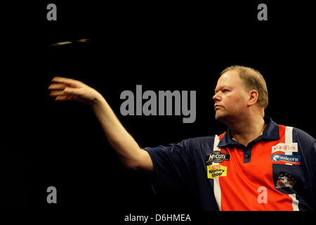 RAYMOND Van Barneveld en action contre Michael van Gerwen semaine 11 de la Premier League McCoy's fléchettes au O2 de Dublin, Banque D'Images