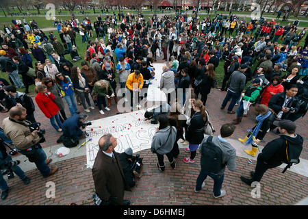 Veillée aux chandelles sur le Boston Common à la suite d'explosions sur la ligne d'arrivée du Marathon de Boston Banque D'Images