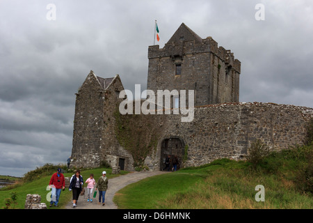 Dunguaire Castle. 16th-century Tower House. La baie de Galway. Le comté de Galway. L'Irlande. Banque D'Images