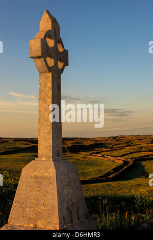 L'Inishmore Island. Les îles d'Aran. L'Irlande. Croix celtique sur tombstone. Banque D'Images