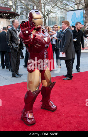 Londres, Royaume-Uni. 18 avril 2013. L'homme de fer assiste à la première UK de Iron Man 3, à l'Odeon Leicester Square. Credit : Pete Maclaine/Alamy Live News Banque D'Images