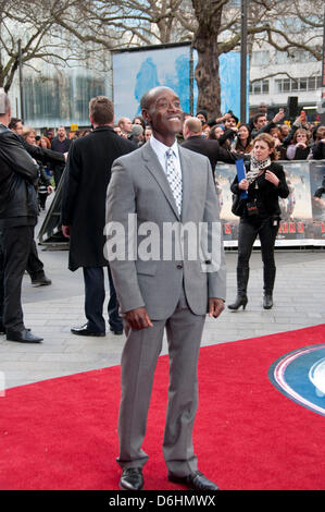 Londres, Royaume-Uni. 18 avril 2013. Don Cheadle qui joue James Rhodes/machine de guerre au film assiste à la première UK de Iron Man 3, à l'Odeon Leicester Square. Credit : Pete Maclaine/Alamy Live News Banque D'Images