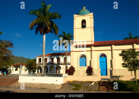 Église de Vinales et town square Banque D'Images