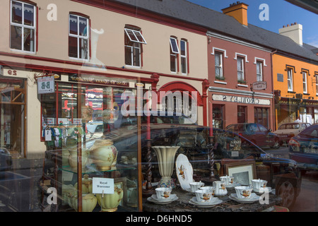 Kenmare. Le comté de Kerry. L'Irlande. Les reflets dans les vitrines. Banque D'Images