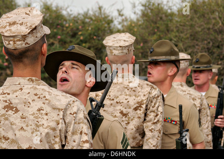 Une recrue de l'US Marine Corps répond aux défis d'un crier de forage au cours de l'instructeur principal d'inspection uniforme au Marine Corps Recruter Depot San Diego le 5 avril 2013 à San Diego, CA. Banque D'Images