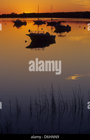 Bateaux de pêche au coucher du soleil dans le port près de Chatham, Massachusetts Cape Cod Banque D'Images