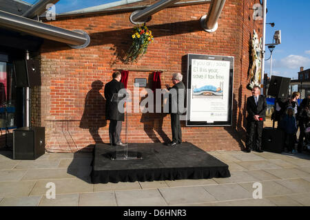 Derby UK | Rt Hon Patrick McLoughlin MP (à droite), Secrétaire d'Etat aux transports et le Conseiller Paul Bayliss (à gauche), chef du Conseil de la ville de Derby dévoilent une plaque pour le point de correspondance des améliorations à l'ouverture de la gare de Derby 18 Avril 2013 Banque D'Images