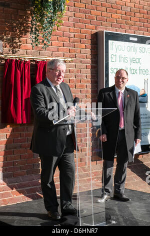 Derby UK | Rt Hon Patrick McLoughlin MP (à gauche) Secrétaire d'Etat aux transports et le Conseiller Paul Bayliss (à droite), chef du Conseil de la ville de Derby dévoilent une plaque pour le point de correspondance des améliorations à l'ouverture de la gare de Derby 18 Avril 2013 Banque D'Images