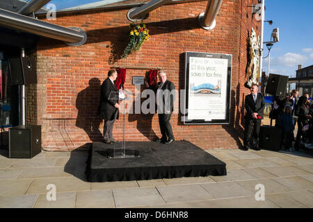 Derby UK | Rt Hon Patrick McLoughlin MP (à droite), Secrétaire d'Etat aux transports et le Conseiller Paul Bayliss (à gauche), chef du Conseil de la ville de Derby dévoilent une plaque pour le point de correspondance des améliorations à l'ouverture de la gare de Derby 18 Avril 2013 Banque D'Images