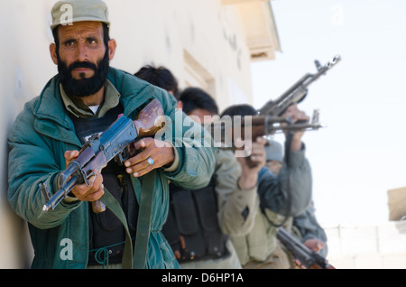 La police afghane et l'uniforme des agents de la police locale afghane conduite urbaine formation manœuvres tactiques le 11 avril 2013 dans le district, de l'Afghanistan. aband. Banque D'Images