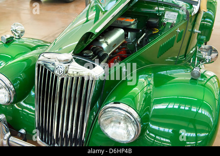 Une vue sur le moteur de la MG TF 1954 voiture Banque D'Images