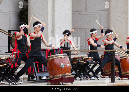 Performance de tambours taiko japonais Banque D'Images