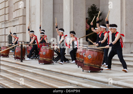 Performance de tambours taiko japonais Banque D'Images