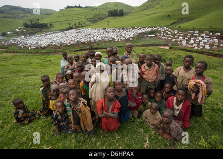 Les enfants s'entasser à l'extérieur de l'Kishusha - Rubaya Camp dans la province du Nord-Kivu dans l'Est de la RDC. Banque D'Images