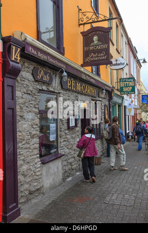 Kenmare. Le comté de Kerry. L'Irlande. Shop fronts. Banque D'Images