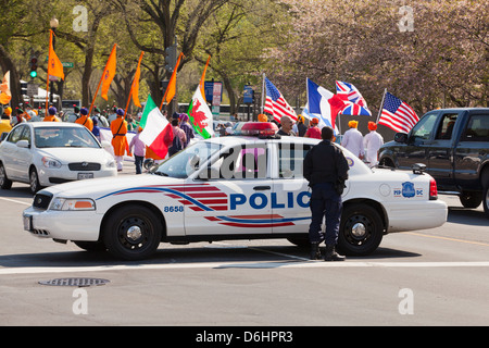 Voiture de police bloquant la circulation de la rue pour une démonstration - Washington, DC USA Banque D'Images