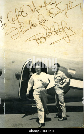 Bob Hope, acteur et comédien de renom, est capturé dans cette image, mettant en valeur son héritage durable dans le divertissement américain. Connu pour ses performances pendant la seconde Guerre mondiale, ses contributions à la comédie et à la télévision ont eu un impact durable. Banque D'Images