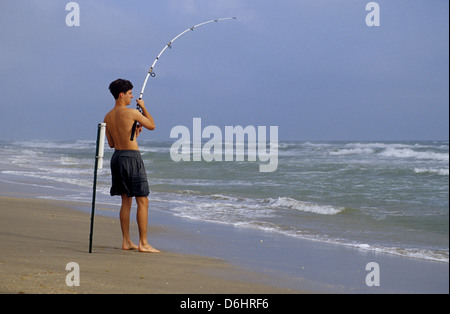 Surfez fisherman anéanties par un poisson sur North Padre Island au Texas Banque D'Images