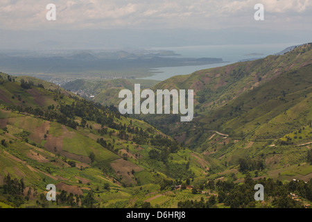 Collines et villages marquer le paysage du territoire de Masisi, province du Nord-Kivu dans l'Est de la RDC. Banque D'Images