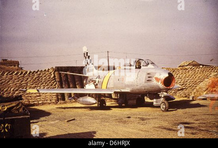 Harold Fischer, connu sous le nom d'as de 'Paper Tiger', était un pilote de chasse de premier plan pendant la guerre de Corée. Cette photo de la collection spéciale Harold Fischer illustre sa contribution au combat aérien, en particulier ses engagements réussis dans la guerre de Corée. On se souvient de la carrière de Fischer pour son habileté et son héroïsme dans les cieux. Banque D'Images