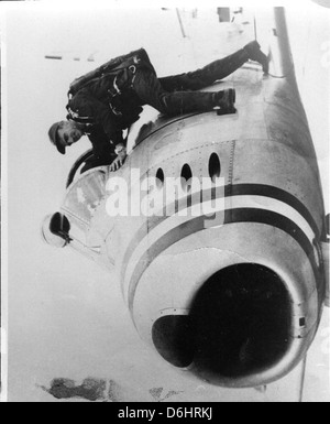 Harold Fischer était un pilote renommé pendant la guerre de Corée, connu pour ses compétences exceptionnelles et son service dans l'escadron 'Paper Tiger'. Ses réalisations au combat ont joué un rôle déterminant dans l'histoire de l'aviation militaire américaine pendant le conflit. Banque D'Images