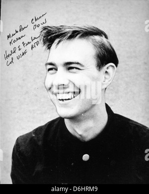 Harold Fischer, connu sous le nom d'as de 'Paper Tiger', était pilote de chasse pendant la guerre de Corée. Il a gagné le surnom en raison de son succès dans le combat aérien, démontrant une compétence remarquable dans de multiples engagements. Les contributions de Fischer en tant que pilote dans la guerre de Corée ont joué un rôle important dans les batailles aériennes du conflit. Banque D'Images