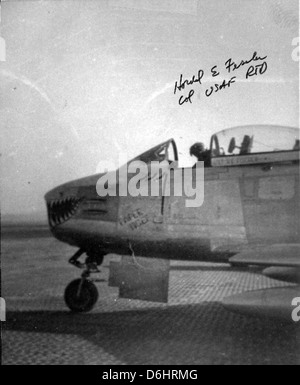 Harold Fischer, connu sous le nom d'as de « Tigre de papier » pendant la guerre de Corée, est représenté sur cette image. Ses contributions au combat aérien pendant la guerre font partie de son héritage dans l'aviation militaire. Banque D'Images