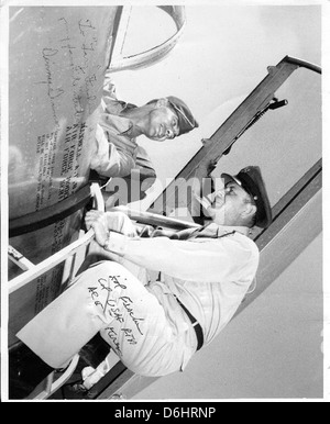 Harold Fischer, connu sous le nom d'as de 'Paper Tiger', était pilote de chasse pendant la guerre de Corée. Il a été reconnu pour ses impressionnantes réalisations au combat, contribuant de manière significative aux opérations aériennes pendant le conflit, et est devenu une figure éminente de l'histoire de l'aviation militaire. Banque D'Images