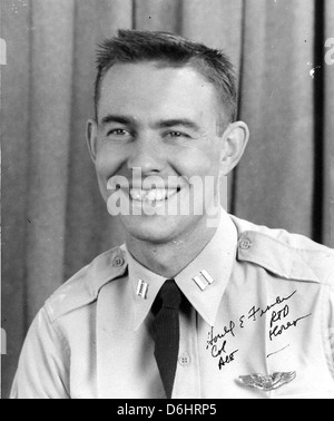 Harold Fischer était un pilote as de la guerre de Corée, connu pour son rôle dans la guerre et ses contributions à l'aviation. Il faisait partie de l'escadron 'Paper Tiger', reconnu pour leur bravoure et leur habileté au combat. Banque D'Images