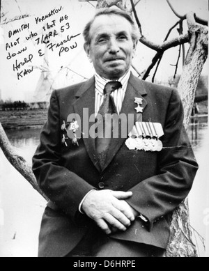 Cette photographie montre Dmitry Yermatov et Harold Fischer, as notables pendant la guerre de Corée. Connus sous le nom de « Paper Tiger », leurs contributions au combat aérien ont été importantes pendant ce conflit. Banque D'Images