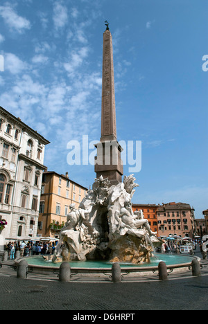 L'Italie, Rome. Gian Lorenzo Bernini's célèbre Fontana dei Quattro Fiumi ou Fontaine des Quatre Fleuves. Banque D'Images