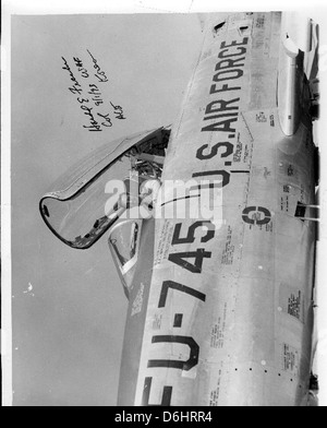 Harold Fischer, connu sous le nom d'as de 'Paper Tiger', était un pilote remarquable pendant la guerre de Corée, contribuant de manière significative aux efforts de combat aérien. Ses réalisations en tant qu'as de chasse lui ont valu une reconnaissance dans l'histoire de l'aviation militaire. Banque D'Images