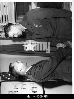 Harold Fischer était un pilote de chasse renommé de la guerre de Corée connu sous le nom d'as de 'Paper Tiger'. Cette photo rend hommage à sa contribution à l'aviation militaire pendant le conflit, où il a remporté des succès notables dans le combat aérien. Banque D'Images