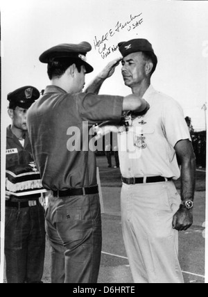 Harold Fischer était un as renommé pendant la guerre de Corée, connu pour ses exploits en tant que pilote de « Paper Tiger ». Ses contributions au combat aérien américain pendant ce conflit sont rappelées à travers des documents historiques. Banque D'Images