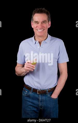 Heureux souriant Moyen Age Man Toasting avec un verre Fond noir Banque D'Images