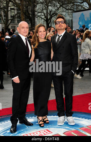 Londres, Royaume-Uni. 18 avril, 2013. Sir Ben Kingsley  ; Susan Downey ; Robert Downey Jr ; assiste à la première UK de Iron Man 3 à l'Odeon Leicester Square de Londres. Banque D'Images