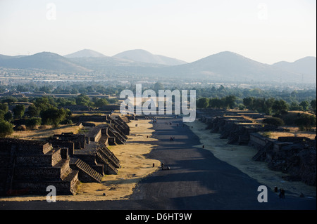 Calzada de los Muertos, Avenue des Morts, les pyramides de Teotihuacan, Valle de Mexico, Mexique, Amérique du Nord Banque D'Images