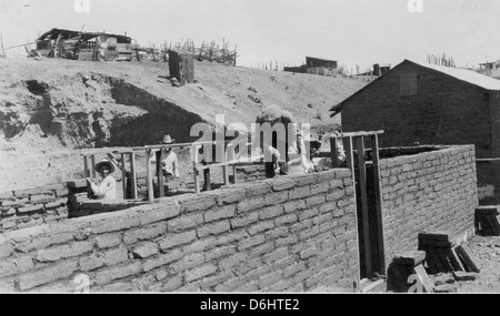 Cette photographie SDASM de Sonora, en Californie, montre des ouvriers construisant des structures en adobe, reflétant l'histoire de la région et les premières méthodes architecturales utilisées dans le Sud-Ouest. Banque D'Images