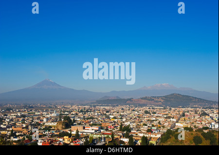 Volcan de Popocatepetl (5452m), et Volcan de Iztaccihuatl (5220m), Cholula, Puebla, Mexique Amérique du Nord de l'état Banque D'Images