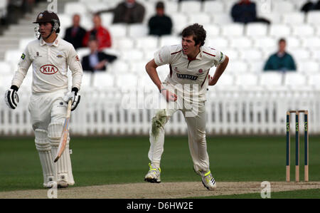 18.04.2013 Londres, Angleterre. Rory Burns de Surrey CCC et Jamie Overton de Somerset CCC au cours de la LV County Championship Division 1 match entre Surrey et Somerset de l'Ovale. Banque D'Images