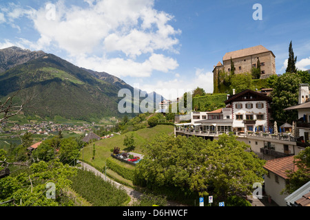 Scena (Schenna) près de Meran (Merano), palais, château. Des Alpes de l'Est, le Tyrol du Sud, Italie. Banque D'Images