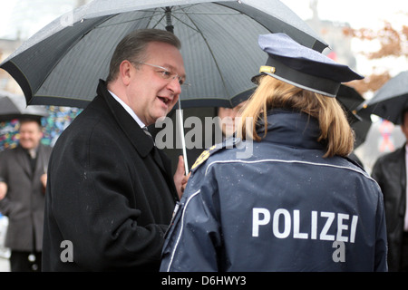 Berlin, Allemagne, Frank Henkel, l'Union chrétienne-démocrate, le sénateur de Berlin avec une policière Banque D'Images