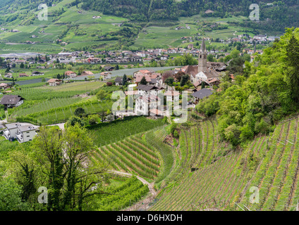 Village de lagundo (Algund) dans la vallée de la rivière Etsch entouré par des vignobles et des plantations. L'Italie, le Tyrol du Sud. Banque D'Images