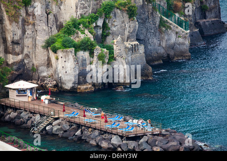 L'Europe, Italie, Sorrente, Côte Amalfitaine, le bain de soleil le long de la station d'eau/Sorrento Banque D'Images