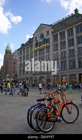 Deux vélos colorés garées en face de Madame Trussaud Museum de la Place du Dam à Amsterdam Pays-Bas Banque D'Images