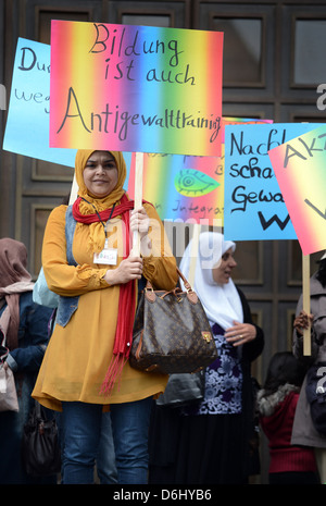 Berlin, Allemagne, les immigrants manifestent devant l'hôtel de ville Neukoelln contre la violence Banque D'Images